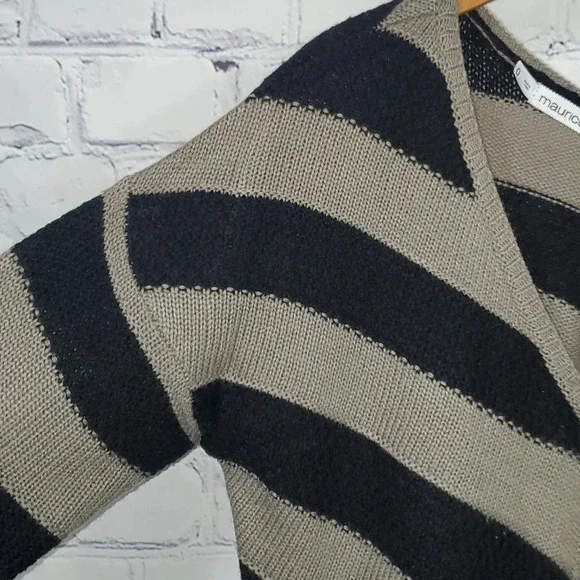 Striped Maurices V-neck Sweater Size 0 - Picture 2 of 9
